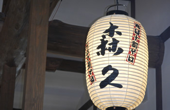 吹き抜けの天井で開放感ある空間